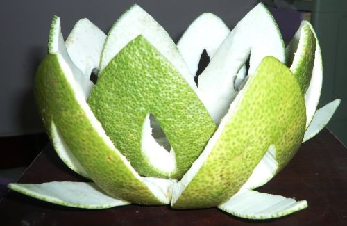 Vỏ bưởi chứa hợp chất mang tên limonene đây là một dạng tinh dầu có khả năng chống lại nhiều căn bệnh ung thư nguy hiểm như ung thư ruột hoặc ung thư vú.
